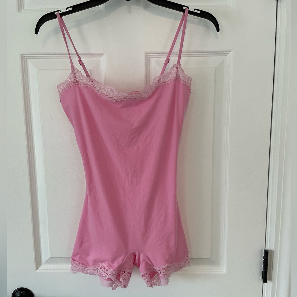 SKIMS Fits Everybody Lace Onesie | Bubblegum Tonal | Size M